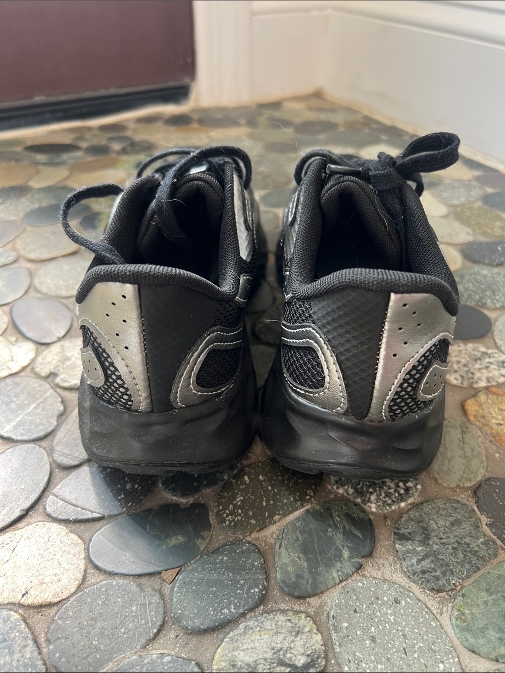 New Balance Black & Silver Mesh Running Shoe size 8 wide - Picture 5 of 7